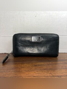 Fossil Black Leather Multi Pocketed Zip Around Wallet